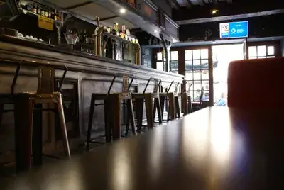 Comptoir en bois de L'Univers Bar à Sedan - ambiance chaleureuse