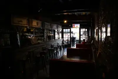 Sélection de bières locales au comptoir de L'Univers Bar Sedan