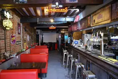 Coin détente de L'Univers Bar à Sedan - fauteuils et éclairage tamisé